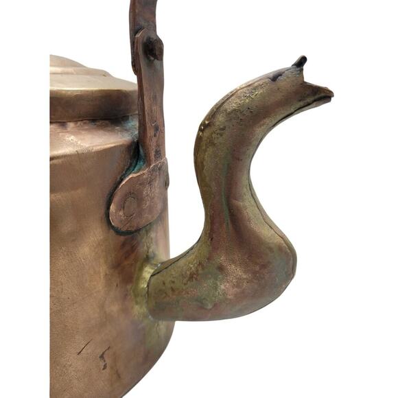 1700s Antique Copper Kettle with Bronze Closure Handle and Dovetails - Picture 3 of 10